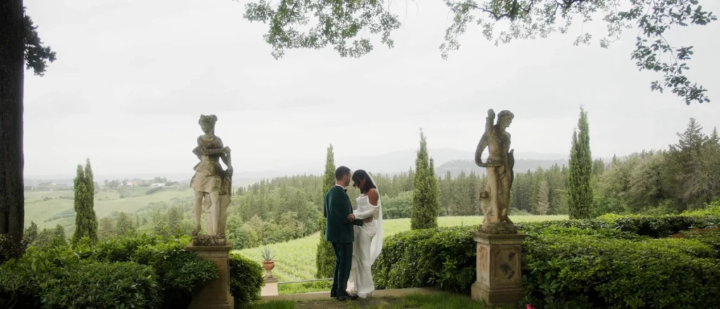 Couple shooting in an italian garden