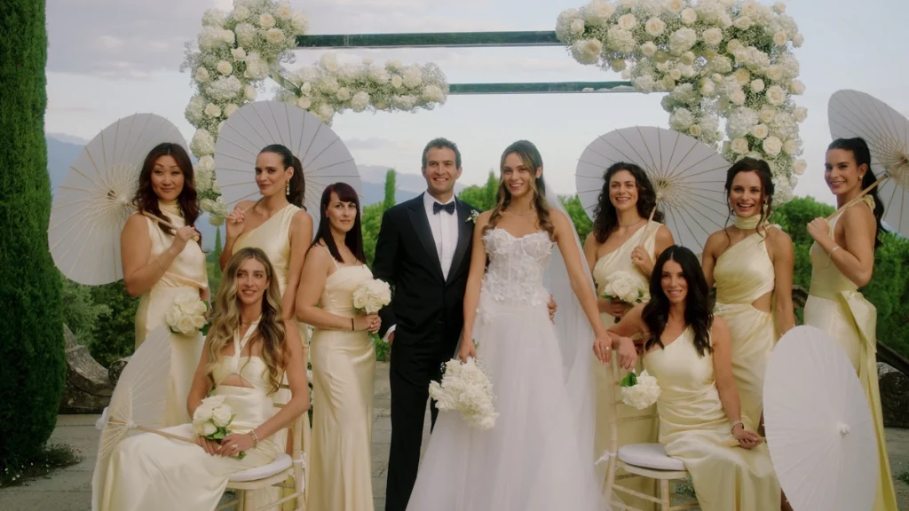 Couple shooting with the bridesmaids