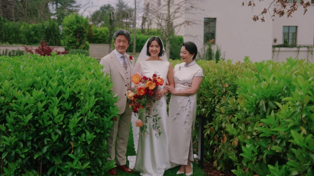 The bride arrives at the ceremony with her mother and father