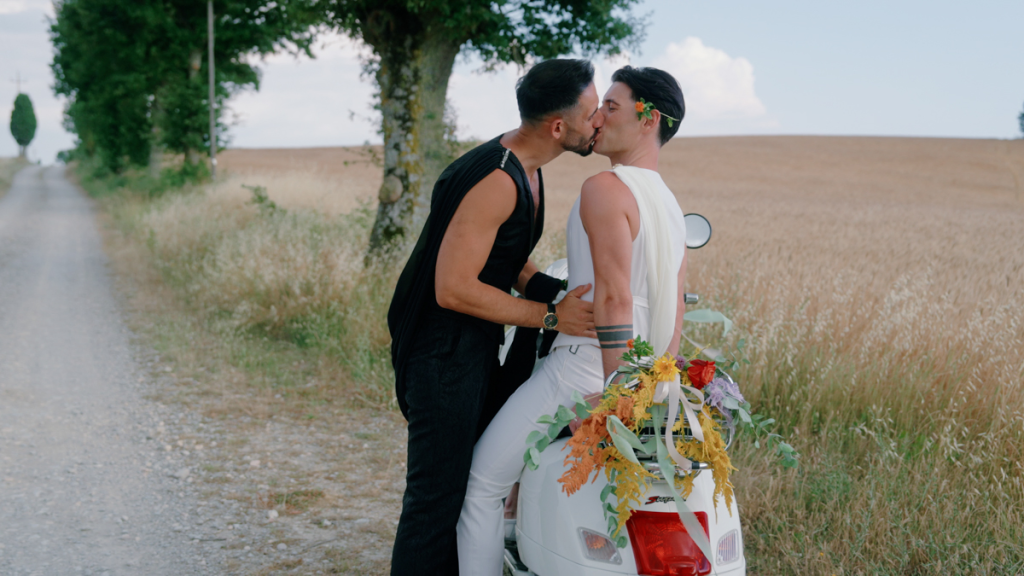 Mattia and Thomas kissing during the couple shooting