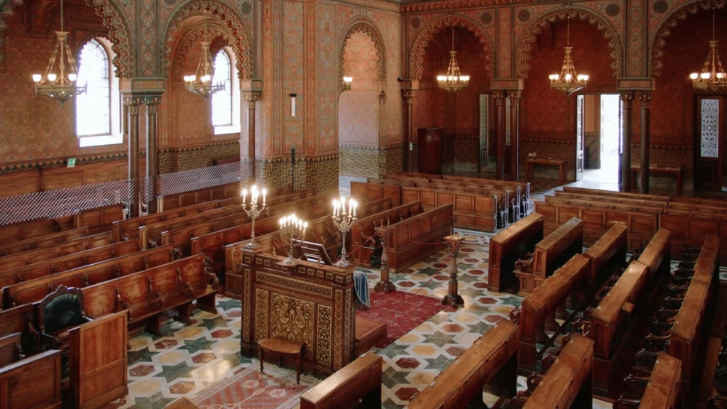 Inside the sinagoga