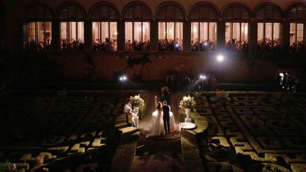 The spouses during the cake cutting