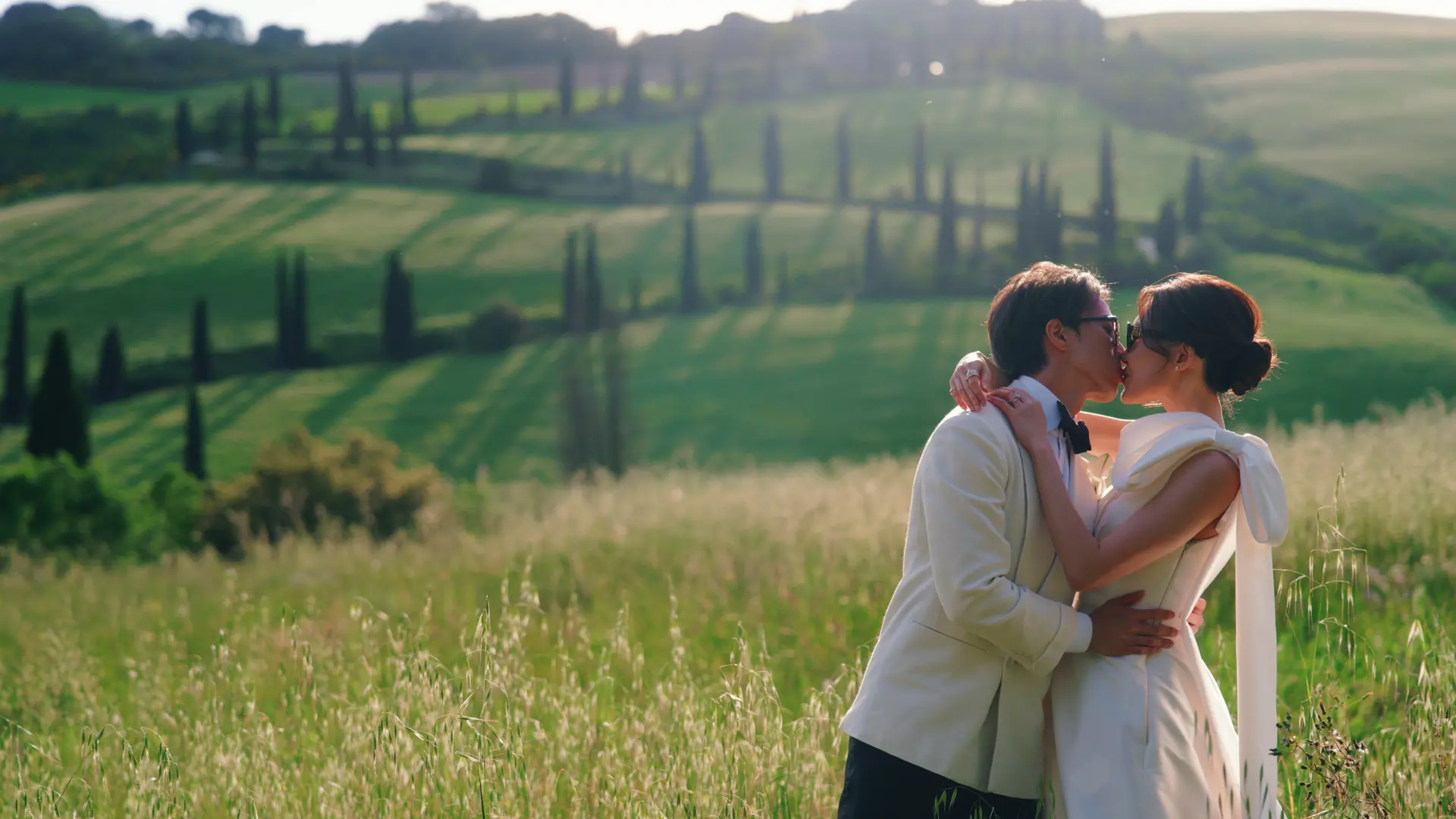 The newlyweds kissing in Val d'Orcia