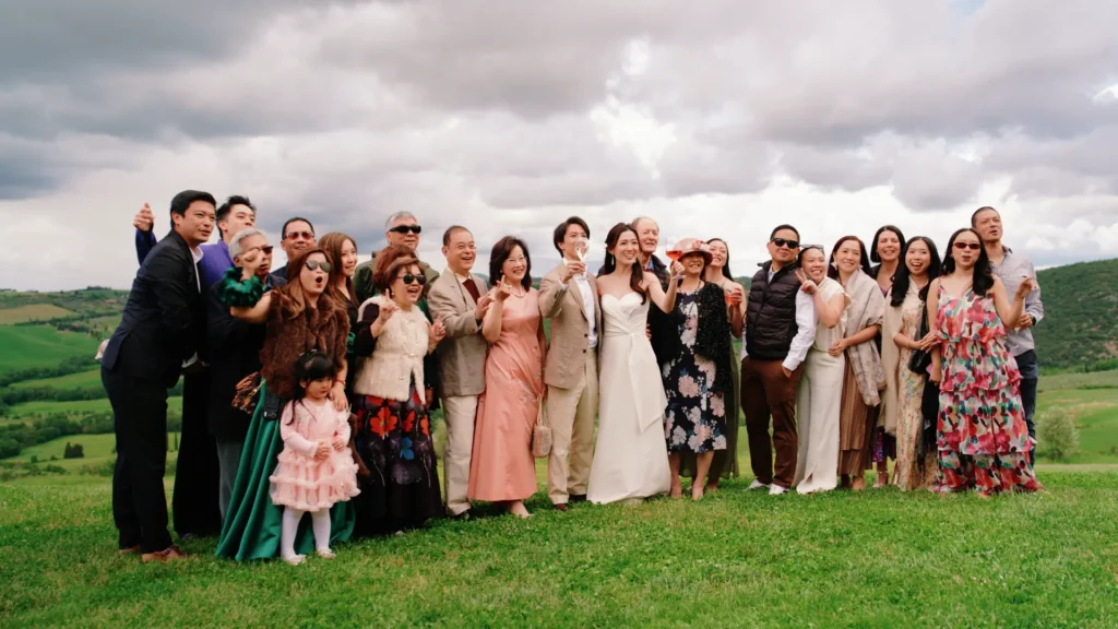 The couple and the guests in Val d'Orcia