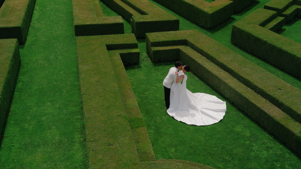 The newlywedds kissing in the Italian garden at La Foce