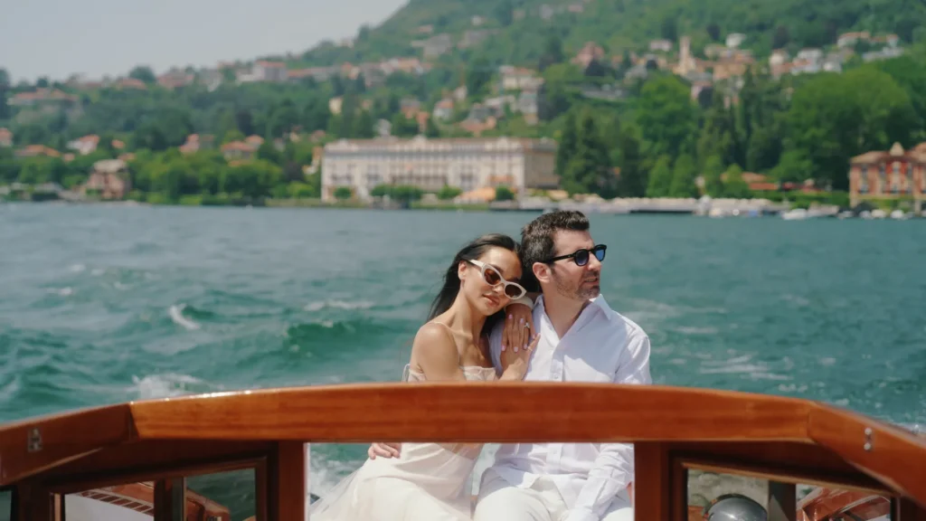 The couple arrives at Villa d'Este by boat